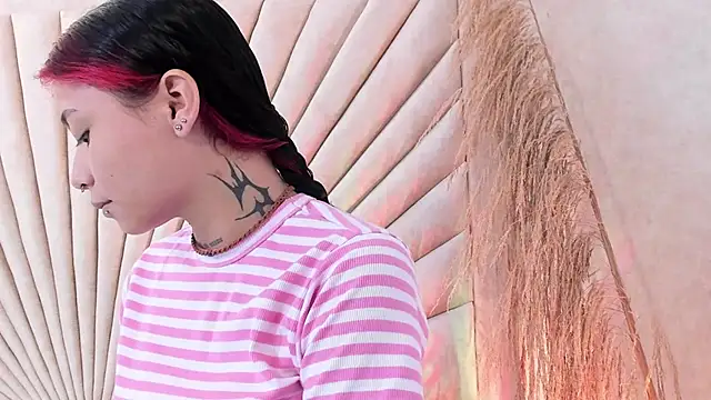 Snapshot of Emma_duff chatting on October 29, 2025, 12:29 pm Emma duff online show from October 29, 2025, 12:29 pm