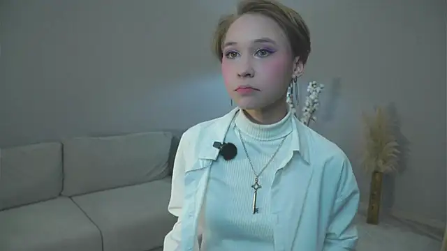 Snapshot of SabraDonkle chatting on October 18, 2025, 11:33 am SabraDonkle online show from October 18, 2025, 11:33 am