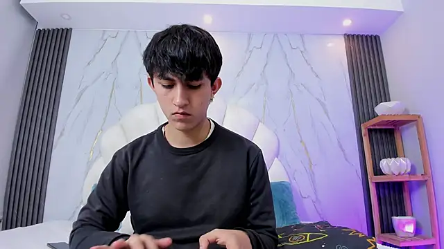 hoot booys  online show from April 18, 2026, 8:42 pm