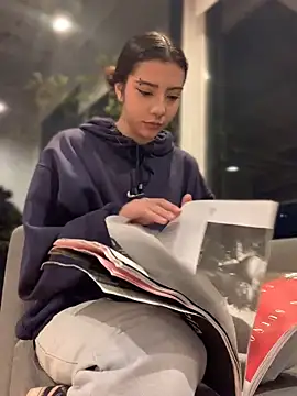 MiaaCute- online show from October 25, 2025, 12:07 am