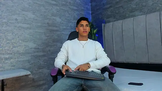 Snapshot of Zayne_cross chatting on October 17, 2025, 5:43 am Zayne cross online show from October 17, 2025, 5:43 am
