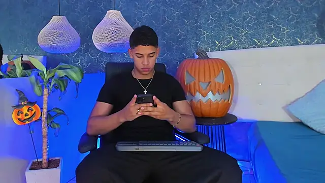 Snapshot of Zayne_cross chatting on October 18, 2025, 5:21 am Zayne cross online show from October 18, 2025, 5:21 am