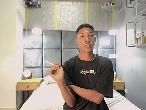 Snapshot of Domminick18 chatting on October 23, 2025, 7:23 pm Domminick18 online show from October 23, 2025, 7:23 pm