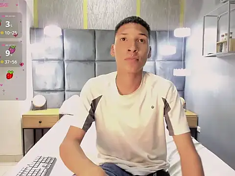 Snapshot of Domminick18 chatting on October 24, 2025, 8:05 pm Domminick18 online show from October 24, 2025, 8:05 pm