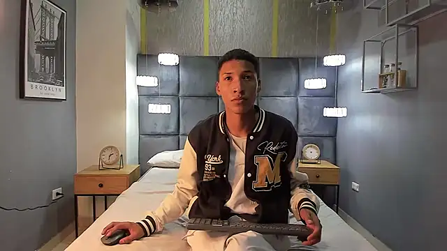 Snapshot of Domminick18 chatting on October 28, 2025, 8:55 pm Domminick18 online show from October 28, 2025, 8:55 pm