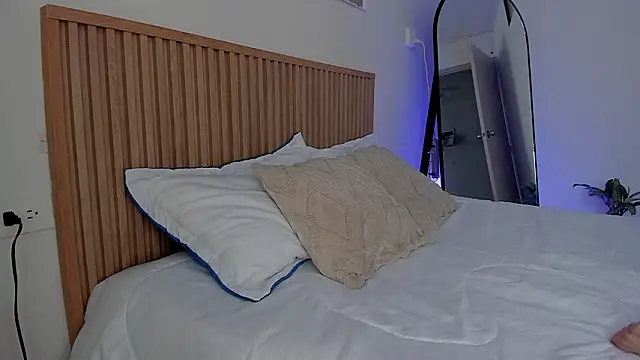 Little Emma 11 online show from February 6, 2026, 2:20 pm