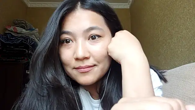 Snapshot of LinneaHyles chatting on October 28, 2025, 5:22 am LinneaHyles online show from October 28, 2025, 5:22 am