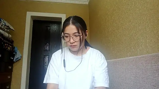 LinneaHyles online show from November 10, 2025, 4:11 am