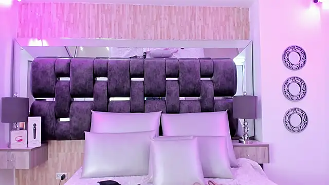 Snapshot of Catalina-Thompson chatting on October 22, 2025, 12:16 pm Catalina-Thompson online show from October 22, 2025, 12:16 pm