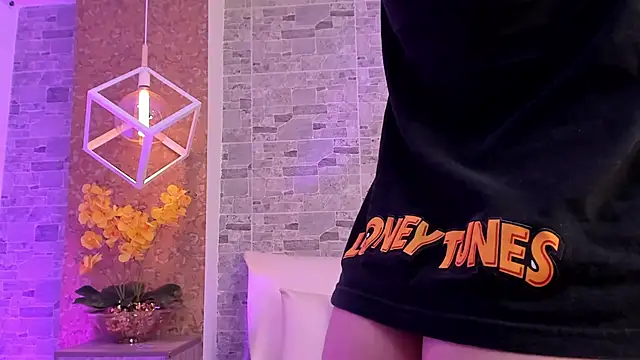 Snapshot of Catalina-Thompson chatting on November 9, 2025, 12:25 pm Catalina-Thompson online show from November 9, 2025, 12:25 pm