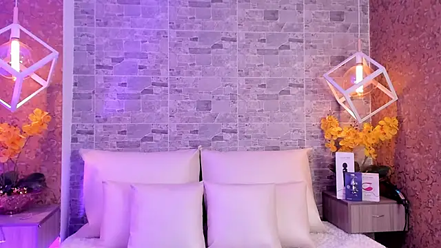 Snapshot of Catalina-Thompson chatting on November 11, 2025, 12:05 pm Catalina-Thompson online show from November 11, 2025, 12:05 pm