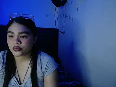 Snapshot of 2moons_full_of_love chatting on November 21, 2025, 12:10 am 2moons full of love online show from November 21, 2025, 12:10 am