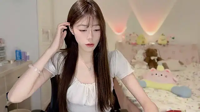 Onecutelittle online show from November 10, 2025, 1:37 am