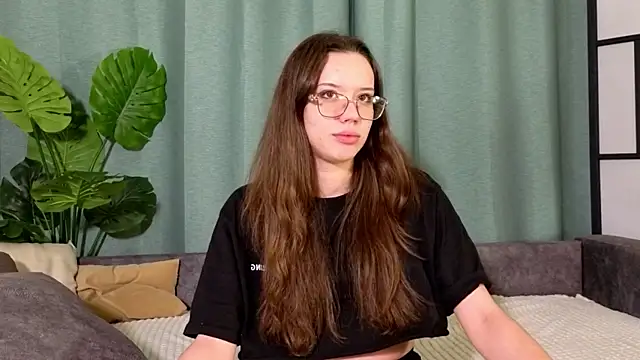 FabiolaCowing online show from November 8, 2025, 6:29 pm