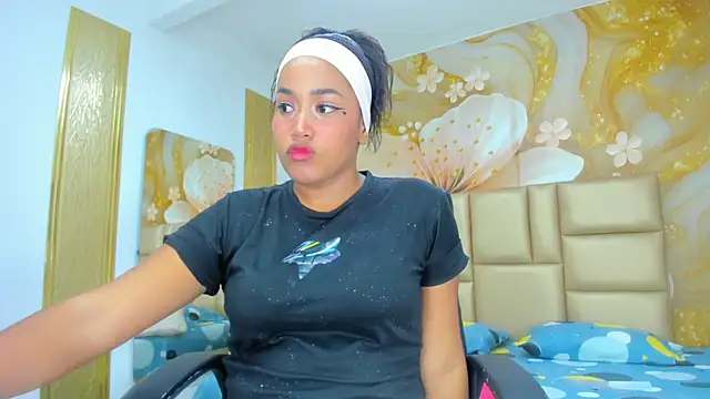 NahomiWalker  online show from February 18, 2026, 7:21 pm