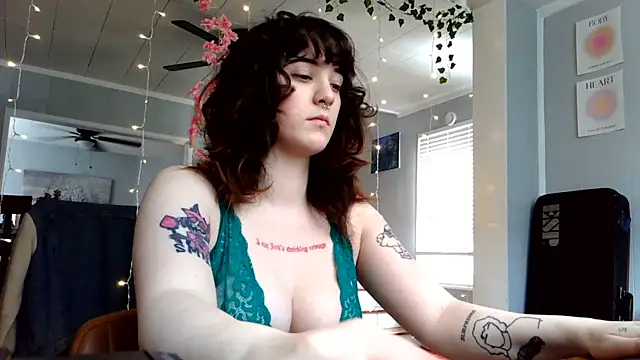 Snapshot of Trickylucy555 chatting on March 17, 2026, 7:06 pm Trickylucy555 online show from March 17, 2026, 7:06 pm