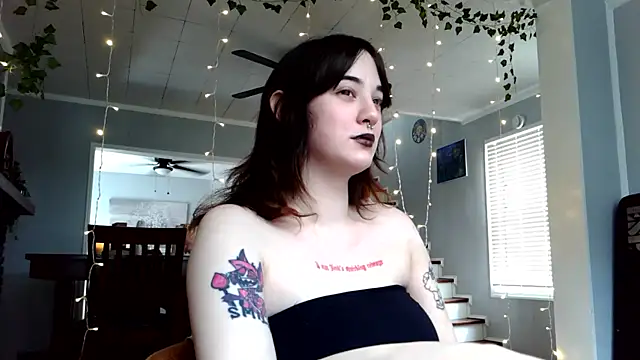 Snapshot of Trickylucy555 chatting on April 4, 2026, 5:43 pm Trickylucy555 online show from April 4, 2026, 5:43 pm