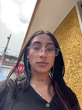 Violeet-Smith online show from December 4, 2025, 7:44 pm