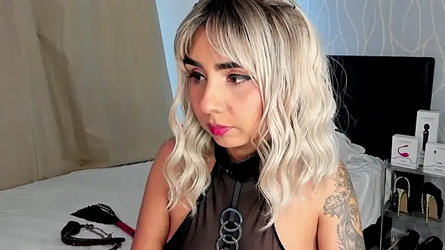 Emilyvalk  online show from December 14, 2025, 8:46 pm