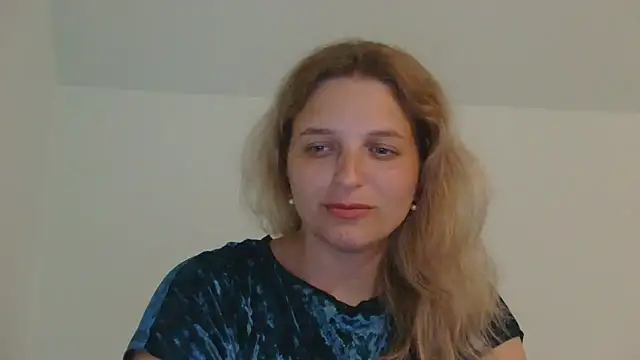 ElisSky301 online show from June 1, 2026, 9:05 pm