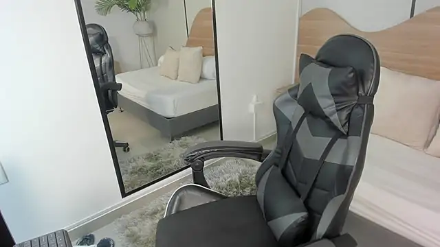 mia collins96 online show from November 26, 2025, 2:45 am