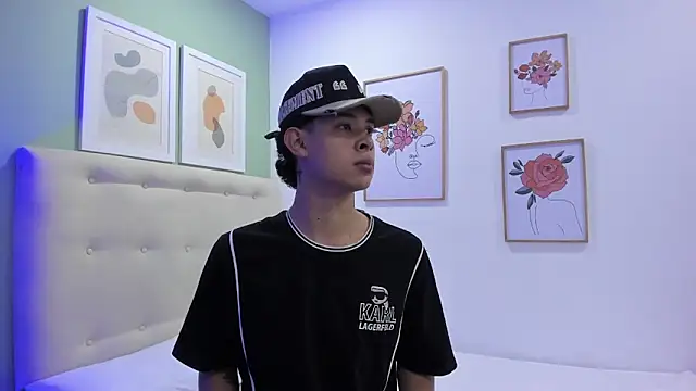 ApoloRicci online show from January 7, 2026, 7:27 pm