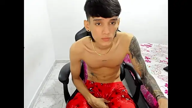 Snapshot of Stiwar_cute chatting on October 21, 2025, 10:54 pm Stiwar cute online show from October 21, 2025, 10:54 pm