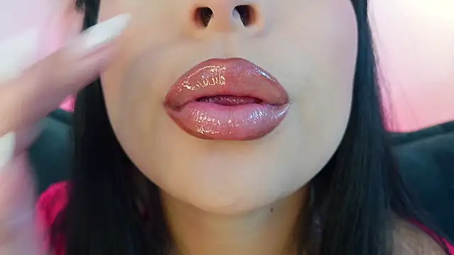 mia roux1 online show from April 6, 2026, 11:05 pm