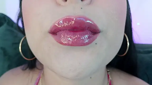 mia roux1 online show from May 17, 2026, 10:28 pm