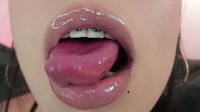 mia roux1 online show from May 28, 2026, 10:51 pm