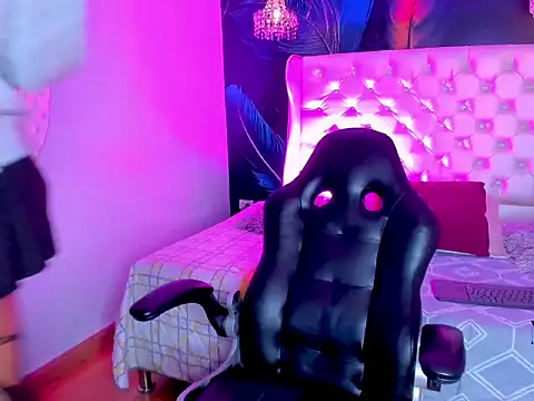 Mika  velvet online show from February 2, 2026, 8:51 pm