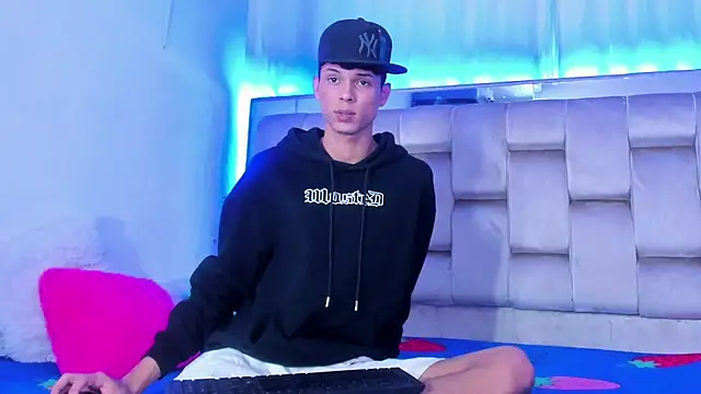 Snapshot of boyswantingplay chatting on November 4, 2025, 8:08 pm boyswantingplay online show from November 4, 2025, 8:08 pm