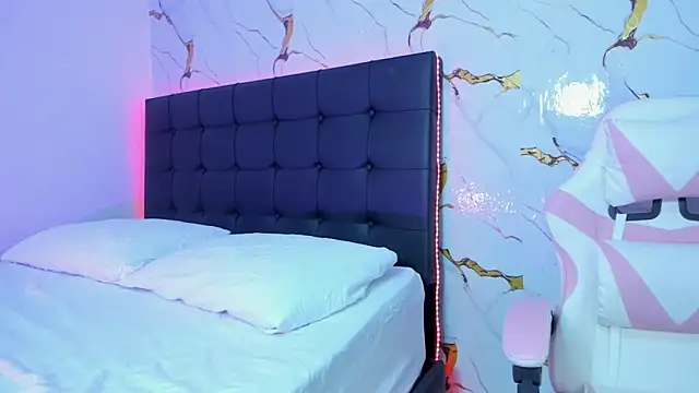 Scarlet DLuce online show from April 18, 2026, 9:02 am