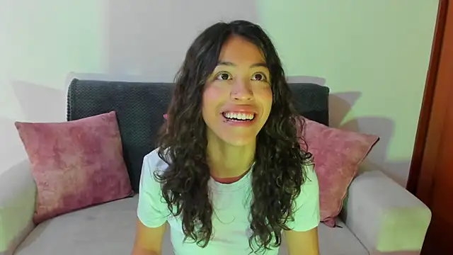 emily jonessxx online show from November 14, 2025, 6:50 pm