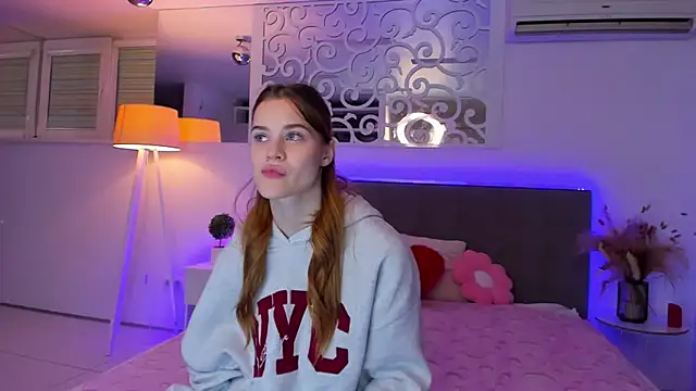 LuisaClover online show from December 1, 2025, 1:49 pm