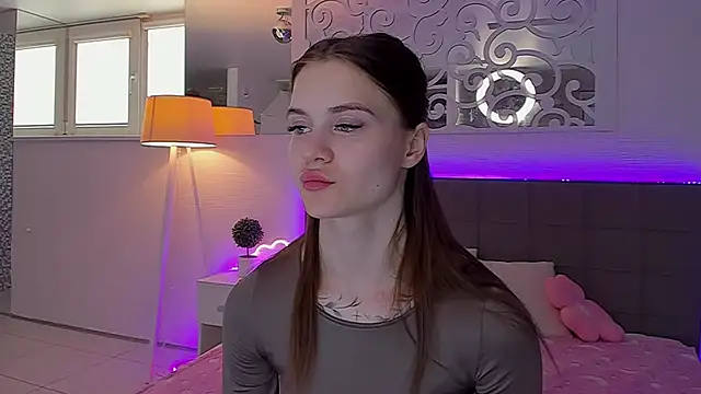 LuisaClover online show from April 13, 2026, 12:32 pm