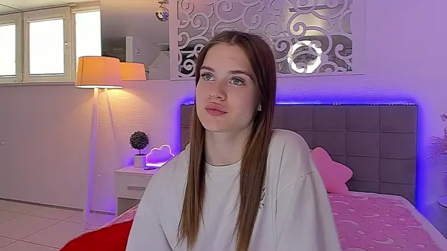 LuisaClover online show from June 3, 2026, 12:19 pm