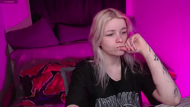 CherryNight6 online show from April 12, 2026, 8:58 pm