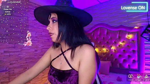 Snapshot of Roxanne_Han chatting on October 30, 2025, 11:44 am Roxanne Han online show from October 30, 2025, 11:44 am