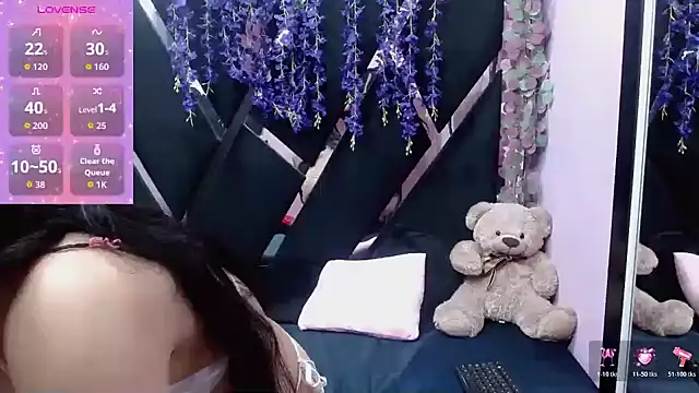 JulietaDiamond online show from November 28, 2025, 7:38 pm