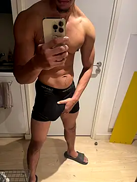 bigDickParis92 online show from October 24, 2025, 9:44 pm