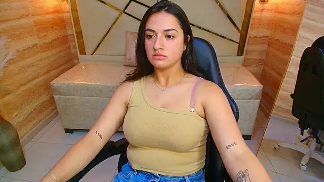 Snapshot of rachel_r_ chatting on October 23, 2025, 1:43 pm rachel r online show from October 23, 2025, 1:43 pm