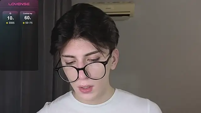 Oliver star boy  online show from November 26, 2025, 2:40 pm