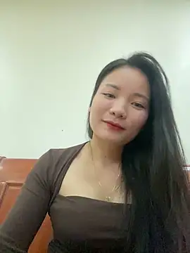 Bee Yellow00 online show from November 3, 2025, 4:47 am