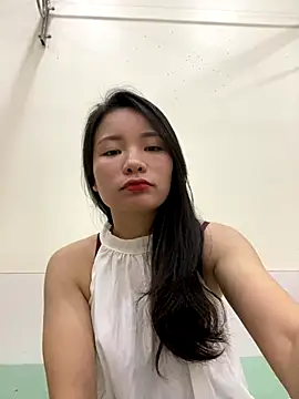 Bee Yellow00 online show from November 26, 2025, 4:35 am