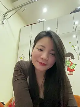 Bee Yellow00 online show from January 14, 2026, 6:08 am