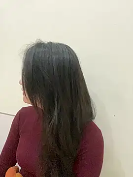 Bee Yellow00 online show from February 11, 2026, 4:50 am