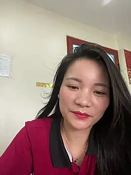 Snapshot of Bee_Yellow00 chatting on June 30, 2026, 4:24 am Bee Yellow00 online show from June 30, 2026, 4:24 am