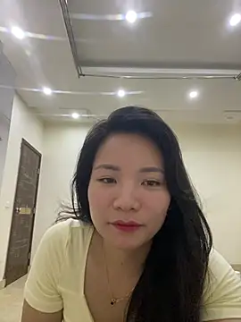 Snapshot of Bee_Yellow00 chatting on July 19, 2026, 12:25 am Bee Yellow00 online show from July 19, 2026, 12:25 am