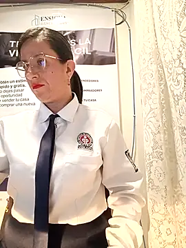 Snapshot of Valentina--1 chatting on April 6, 2026, 10:05 am Valentina--1 online show from April 6, 2026, 10:05 am